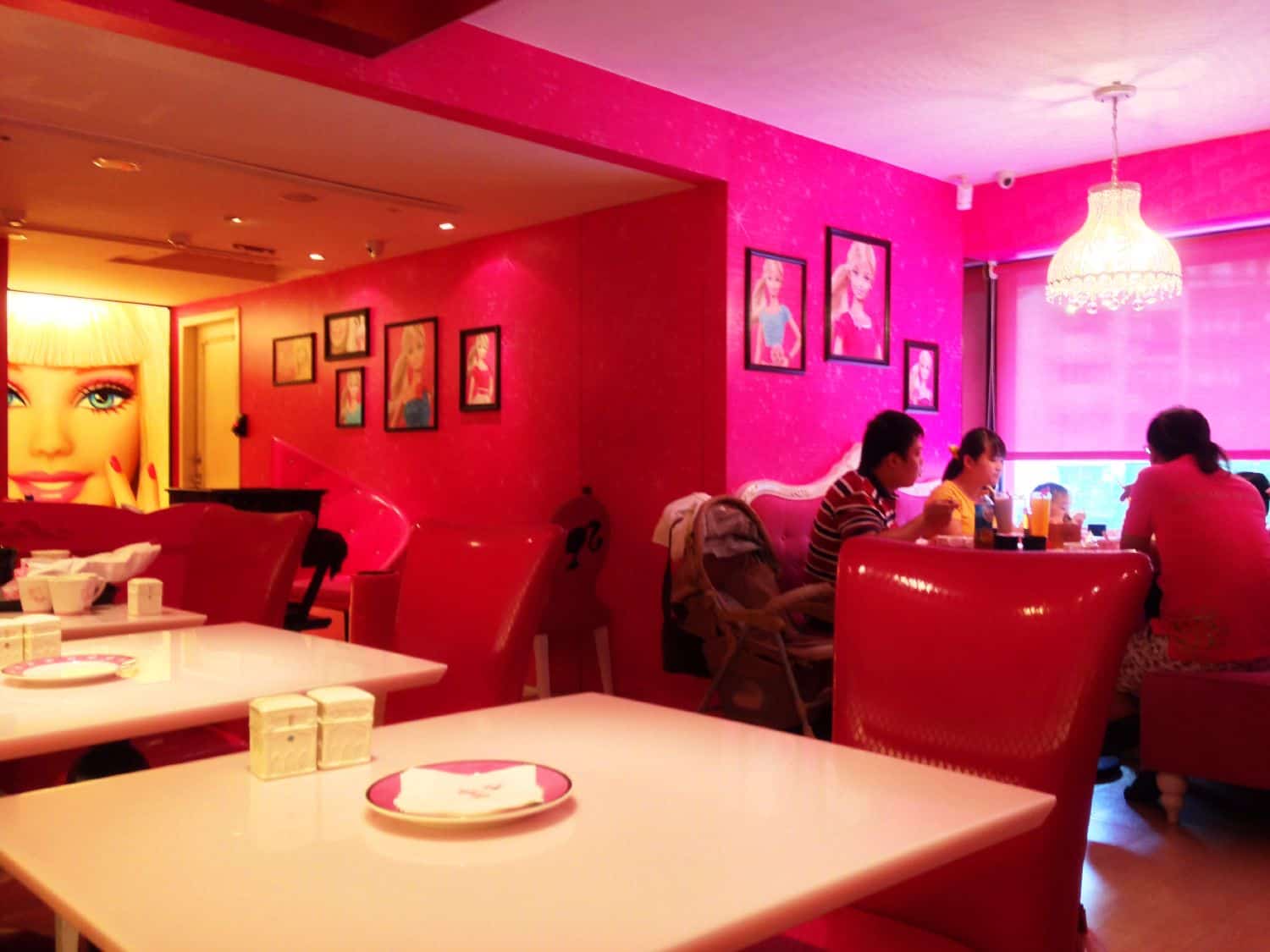 Pretty Walls: Kind of a Barbie freebie  Pink wallpaper iphone, Barbie,  Wallpaper iphone cute