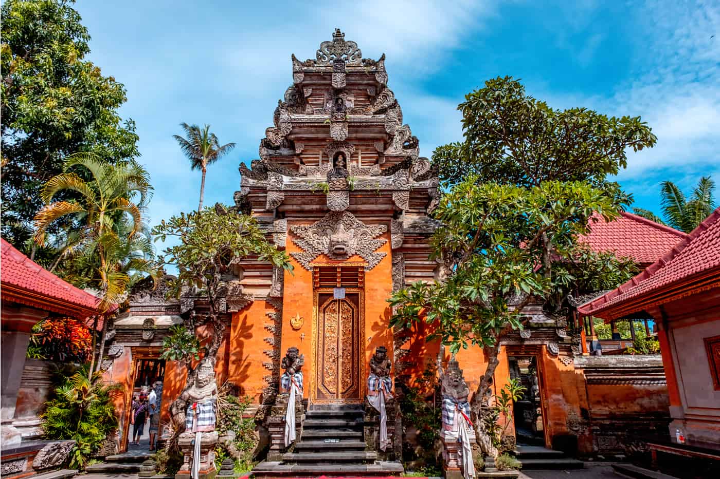 https://www.neverendingfootsteps.com/wp-content/uploads/2021/11/Ubud-Royal-Palace-in-Bali.jpg